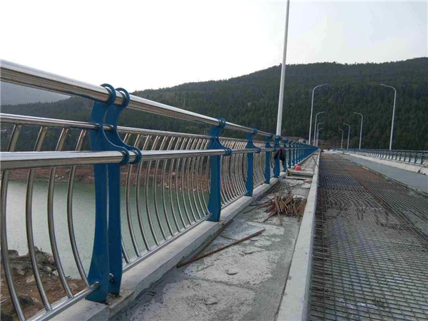 阿坝不锈钢桥梁护栏的特点及其在桥梁安全中的重要作用