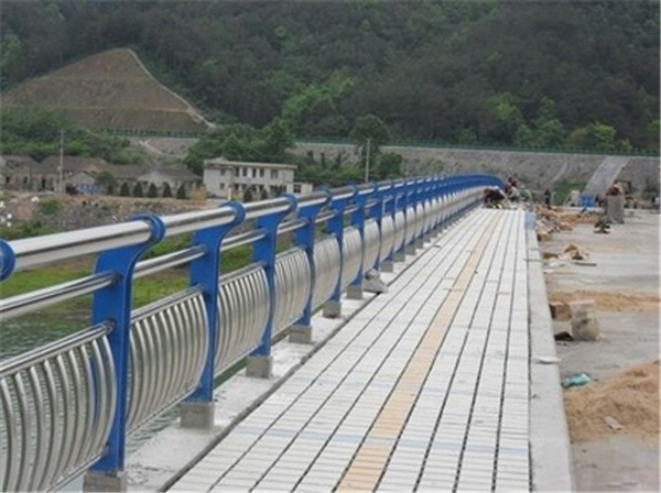 阿坝不锈钢桥梁护栏的特性及其在现代建筑中的应用